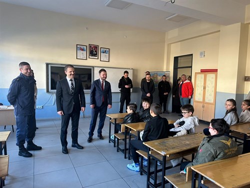 KAYMAKAMIMIZ MERKEZ ATATÜRK İLK VE ORTAOKULUNDA DÜZENLENEN KARNE TÖRENİNE KATILDI.